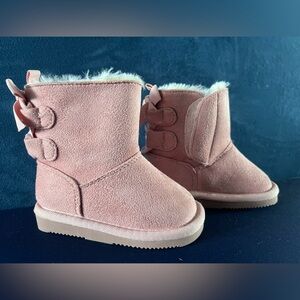 Joe fresh toddler ‘Ugg’ style boots with bow size 5 like new